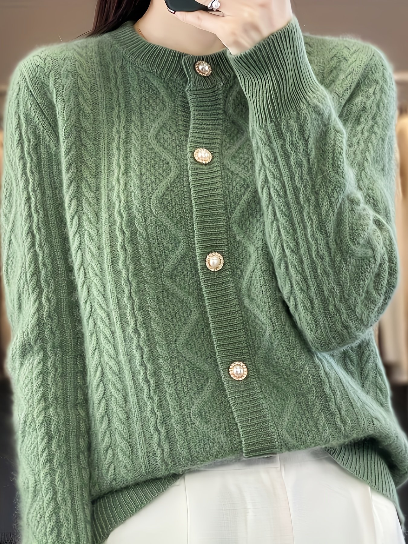 Chic Winter Warmth: A Cozy and Stylish Everyday Sweater