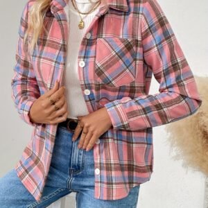 أناقة الدفء: قميص الكاروهات النسائي المثالي لكل الفصول الباردة!