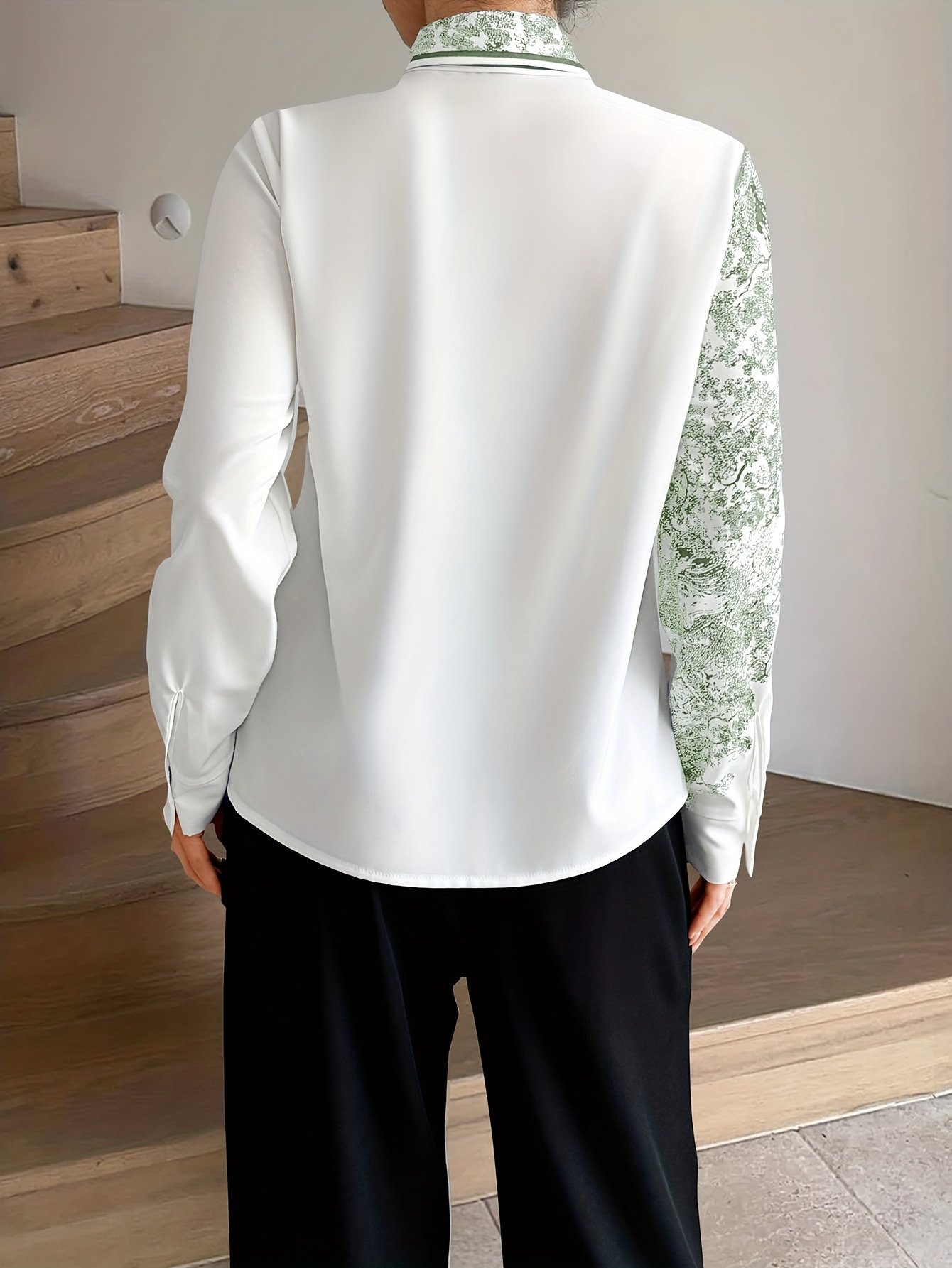 חולצת אלגנטיות קיצית: גזרה אופנתית עם נגיעה אמנותית – תמונה 6