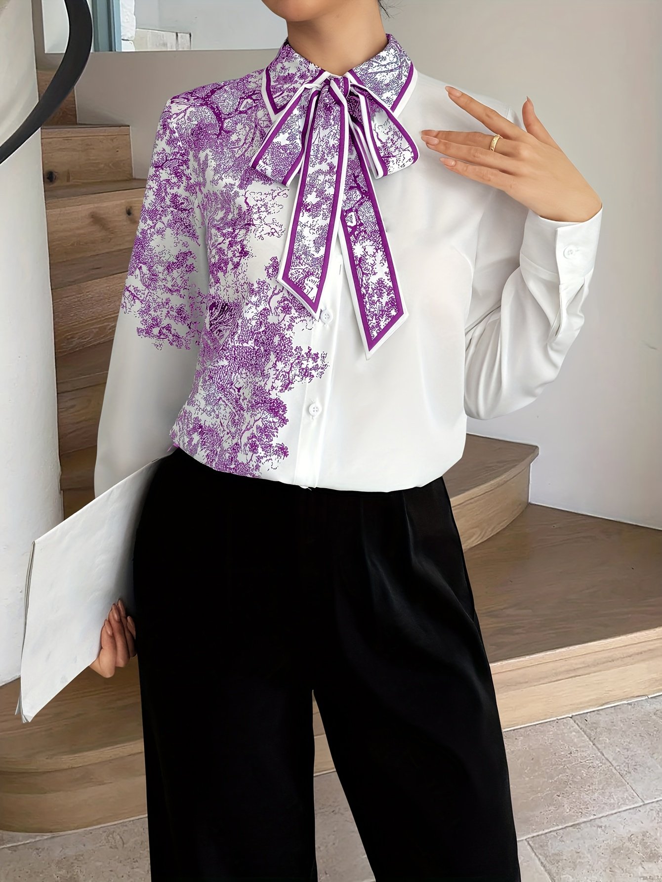 חולצת אלגנטיות קיצית: גזרה אופנתית עם נגיעה אמנותית – תמונה 3