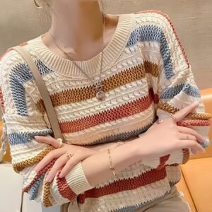 سويتر الأناقة المخطط: دفء وجاذبية لمواسم البرد