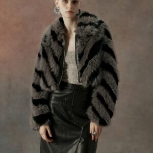 جاكيت الفرو الأنيق: دفء الشتاء بلمسة فاخرة!