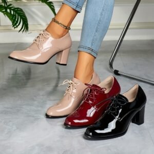 אלגנטיות נצחית: נעל אוקספורד ברוג מבריקה עם עקב רחב