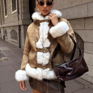 معطف الشتاء المثالي: دفء لا يُضاهى وأناقة عصرية!