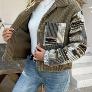 אלגנטיות חורף יוקרתית: ז'קט עם צווארון פרווה קונטרסטי