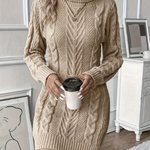 كنزة الأناقة الدافئة: قصة محبوكة بياقة عالية تلامس الرقي