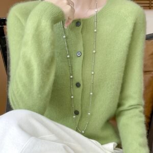 لمسة دفء ورقي: كارديغان الصوف الخالص لخريف وشتاء لا يُنسى