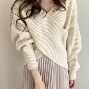 بلوفر الشتاء الأنيق: دفء وفخامة بتصميم متقاطع مميز