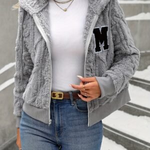 חמימות קטיפתית, אלגנטיות גאומטרית: ז'קט החורף היוקרתי!