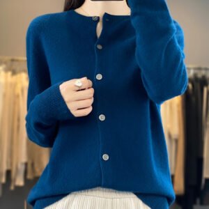 دفء الأناقة الخالص: كارديجان الصوف النقي لإطلالة لا تُنسى