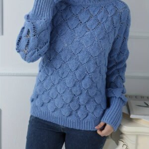 أناقة الشتاء الدافئة: كنزة محبوكة بتصميم فريد