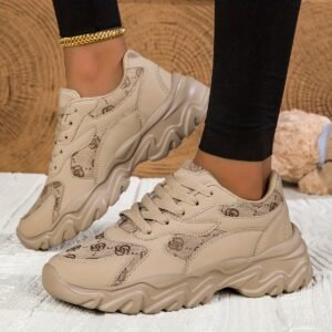 سنيكرز الورد الكلاسيكي: أناقة عصرية وراحة بلا حدود