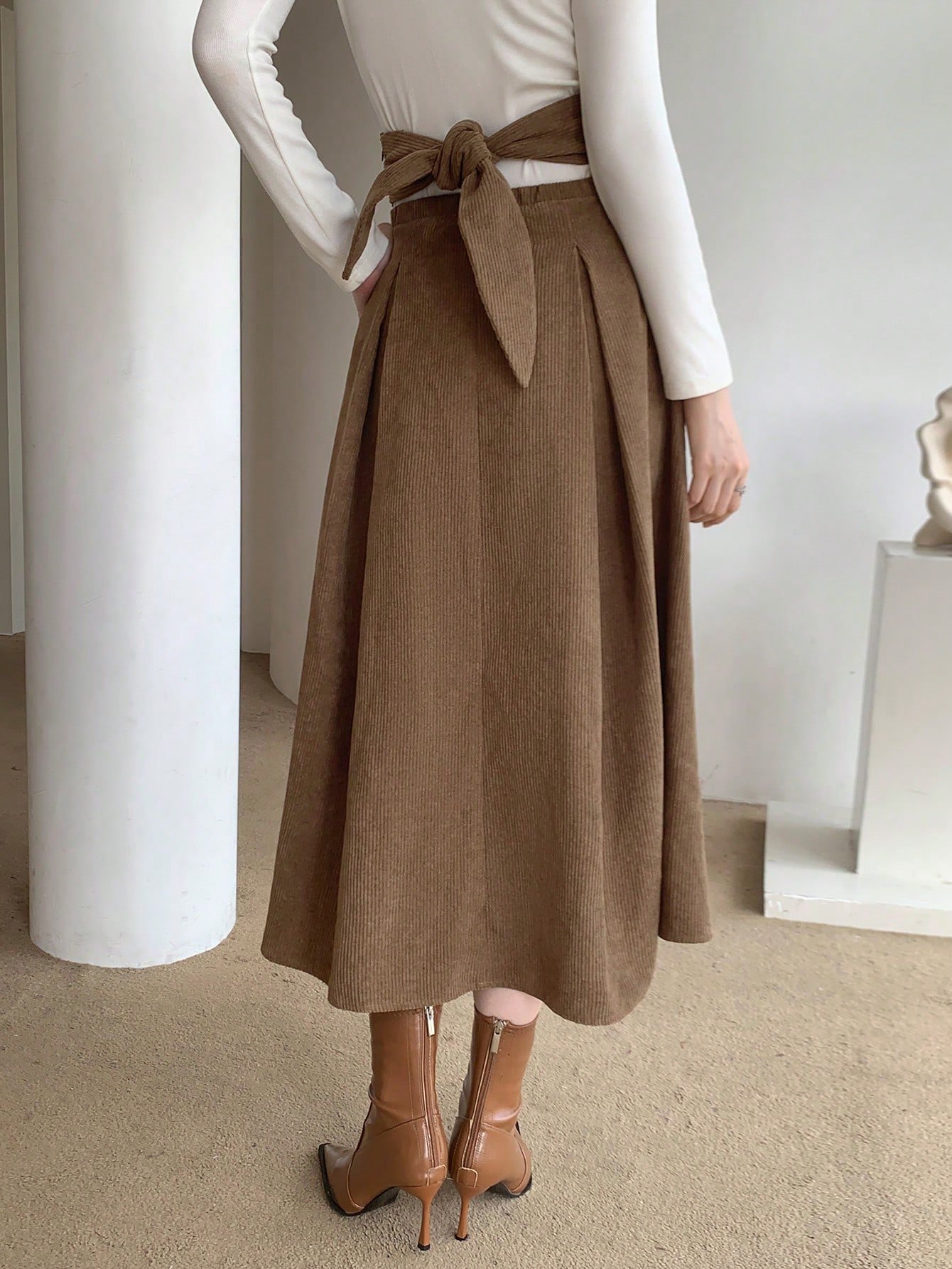 זוהרי בנגיעה קסומה: חצאית מותן גבוה פליסה אלגנטית! – תמונה 2