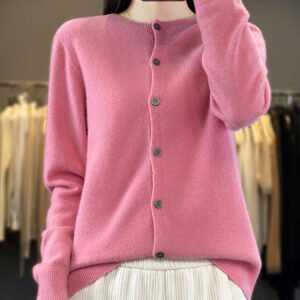 دفء الصوف الخالص: كارديغان نسائي بقصة عصرية وأناقة لا تبهت