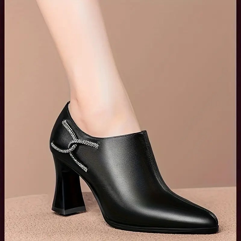 משיכה שאי אפשר לעמוד בפניה: מגפון קרסול אלגנטי עם עקב רחב – תמונה 2