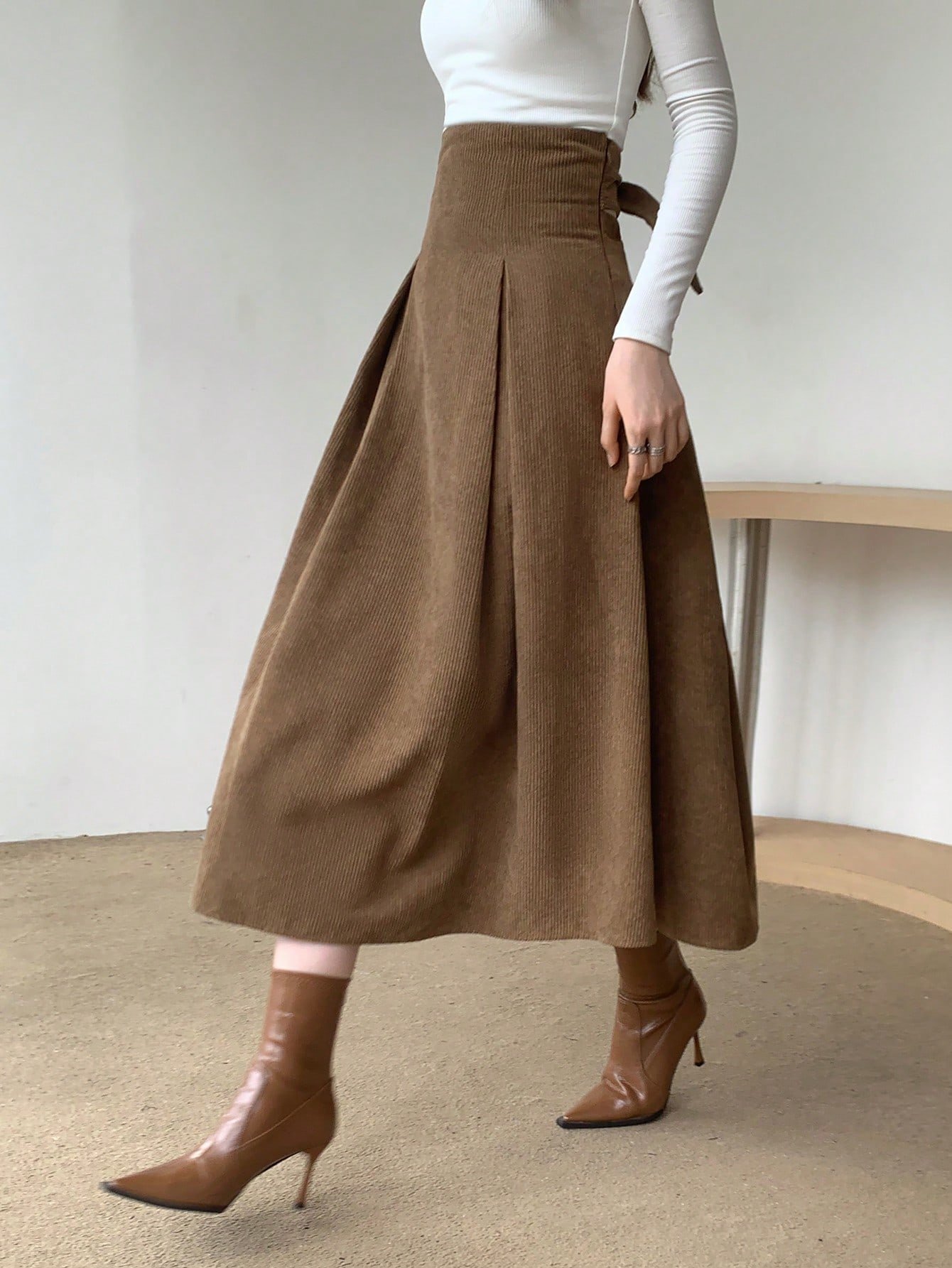 זוהרי בנגיעה קסומה: חצאית מותן גבוה פליסה אלגנטית! – תמונה 6