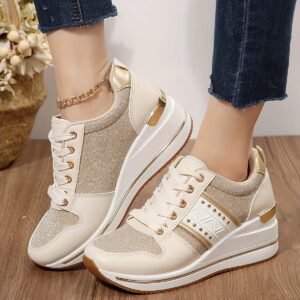 حذاء البلاتفورم الذهبي اللامع: رفاهية وارتفاع لكل مناسبة