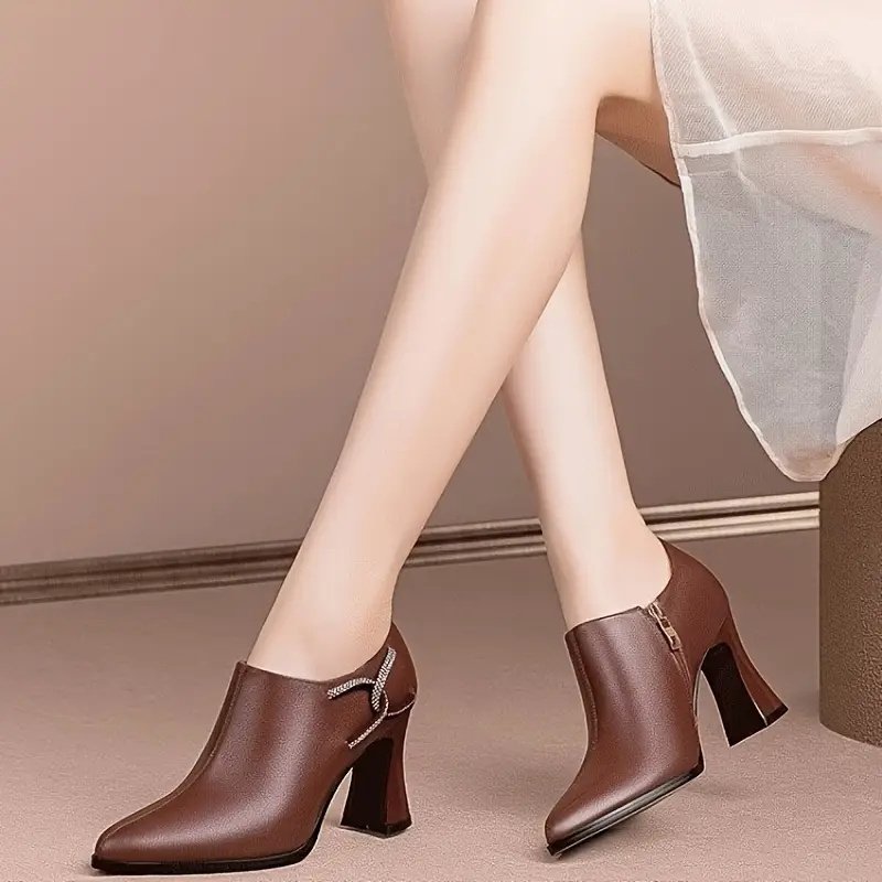 משיכה שאי אפשר לעמוד בפניה: מגפון קרסול אלגנטי עם עקב רחב – תמונה 5