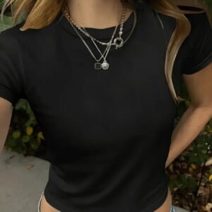 أناقة Y2K المتجددة: تيشيرت قصير لكل مواسمكِ!