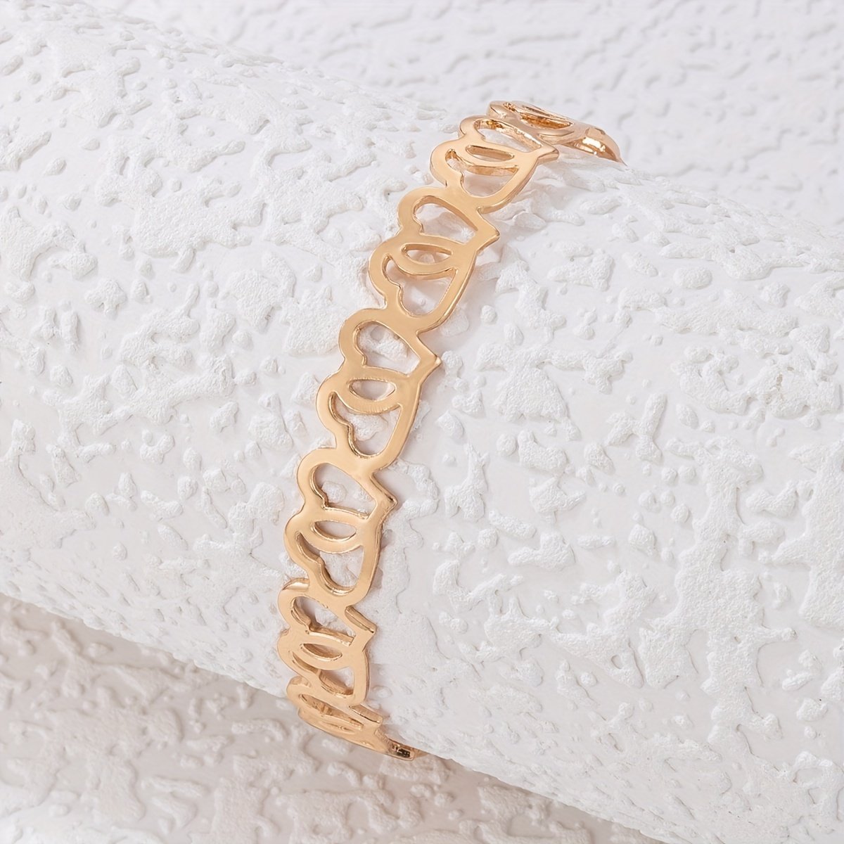 אלגנטיות מתחדשת: צמיד לב זהב חלול למראה בלתי נשכח – תמונה 4