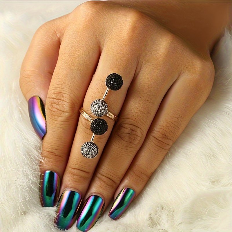 خاتم الهندسة العصرية: لمسة أناقة جريئة ليومك ومساءك