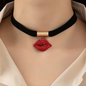 إغراء يتلألأ: قلادة الشفاه الكريستالية الفريدة