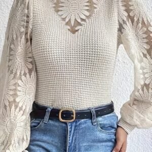 أناقة خالدة: بلوزة الدانتيل الفاخرة بأكمام طويلة