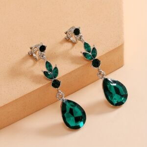 الأقراط الفضية الملكية: سحر الأمسيات ورفاهية المناسبات.