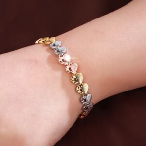 نبض الأناقة: سوار القلب الذهبي المترف