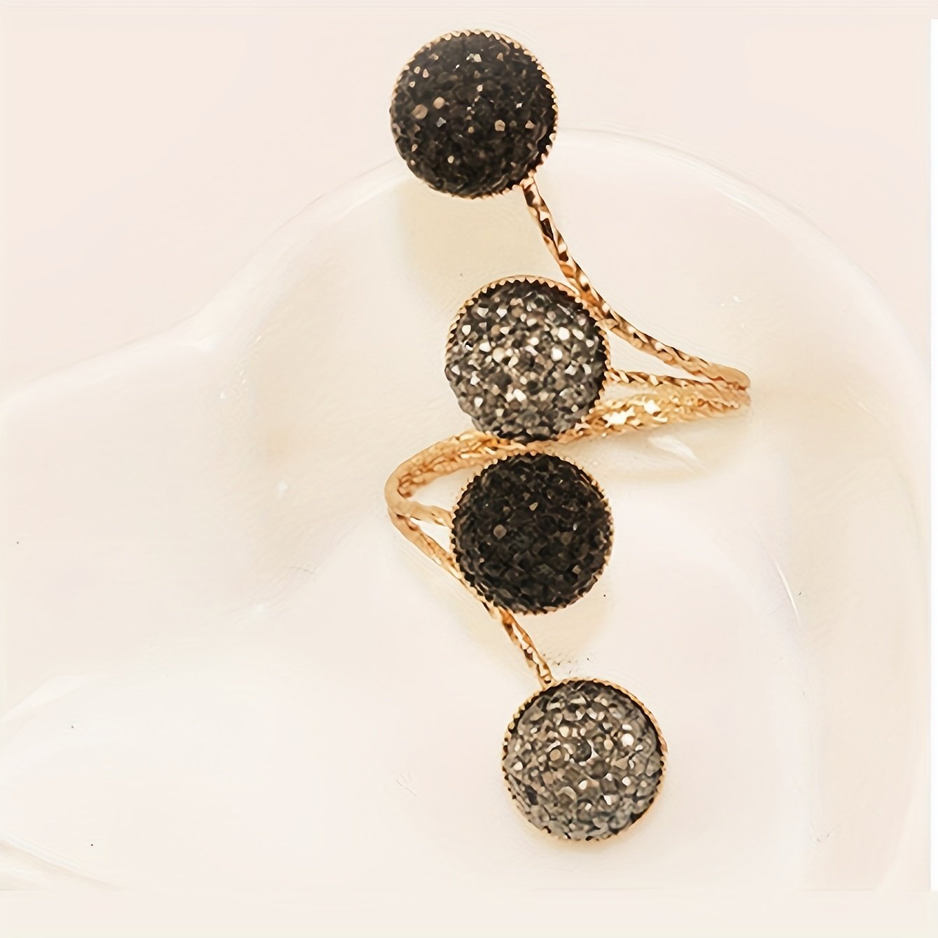 خاتم الهندسة العصرية: لمسة أناقة جريئة ليومك ومساءك - الصورة 5