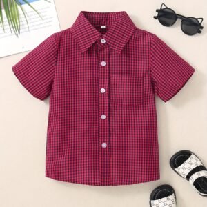 قميص الكاروهات الأنيق لصغارك: راحة لا تضاهى وأناقة دائمة!