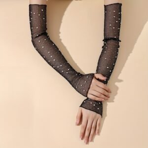 قفازات الدانتيل المتلألئة: لمسة أناقة تخطف الأضواء