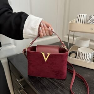 תיק השמוואה הקטן: אלגנטיות עכשווית שמלווה אותך בכל צעד!