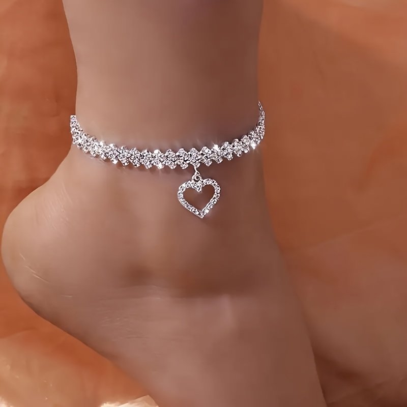Shimmering Heart Anklet: A Statement of Elegance for Captivating Steps!