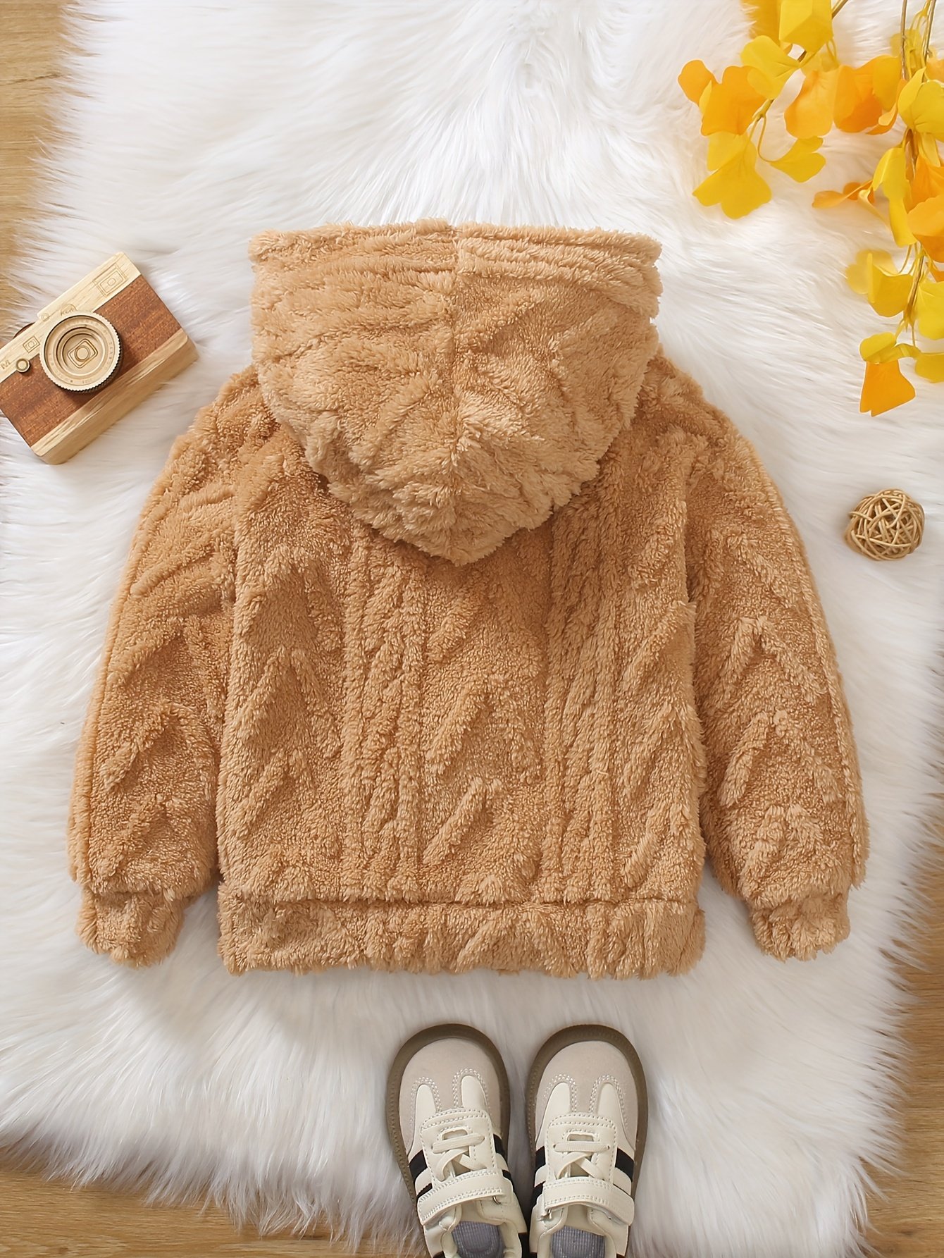 הרפתקאות חמות וסטייל בלתי פוסק: סווטשירט קפוצ'ון קטיפה לבנים! – תמונה 2