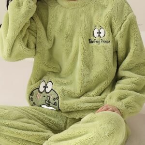 أناقة ودفء... حتى خارج المنزل! بيجامة الضفدع اللطيفة الجديدة!