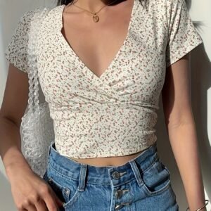 بلوزة الزهور القصيرة: لمسة أناقة عصرية تخطف الأبصار!