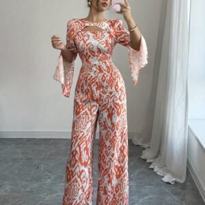 إطلالة صيفية آسرة: جمبسوت الكتف الواحد الأنيق بطبعات عصرية!