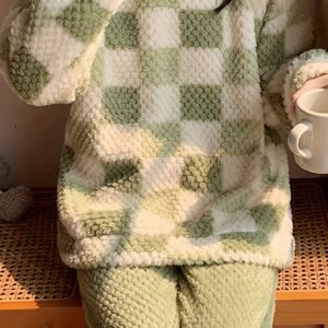 دفء مخملي وفخامة منزلية: بيجامة الشتاء المثالية لكِ!