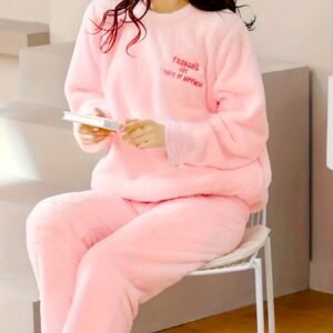 دفء وأناقة بحروف متألقة: طقم بيجامة الفلانيل المطرزة