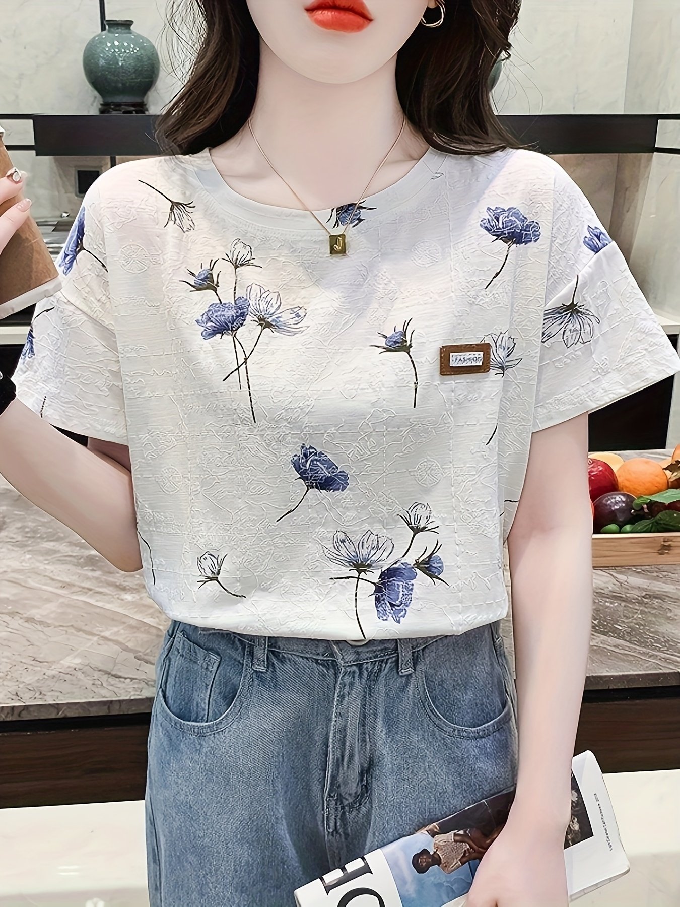 قميص الزهور البيضاء: حيث تلتقي الأناقة بالراحة الصيفية! - الصورة 3