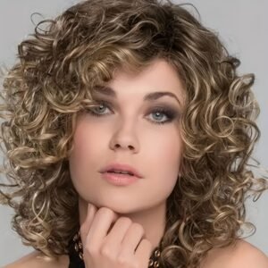 جاذبية الكيرلي: شعر مستعار قصير أنيق مع غرة بلون بني عميق