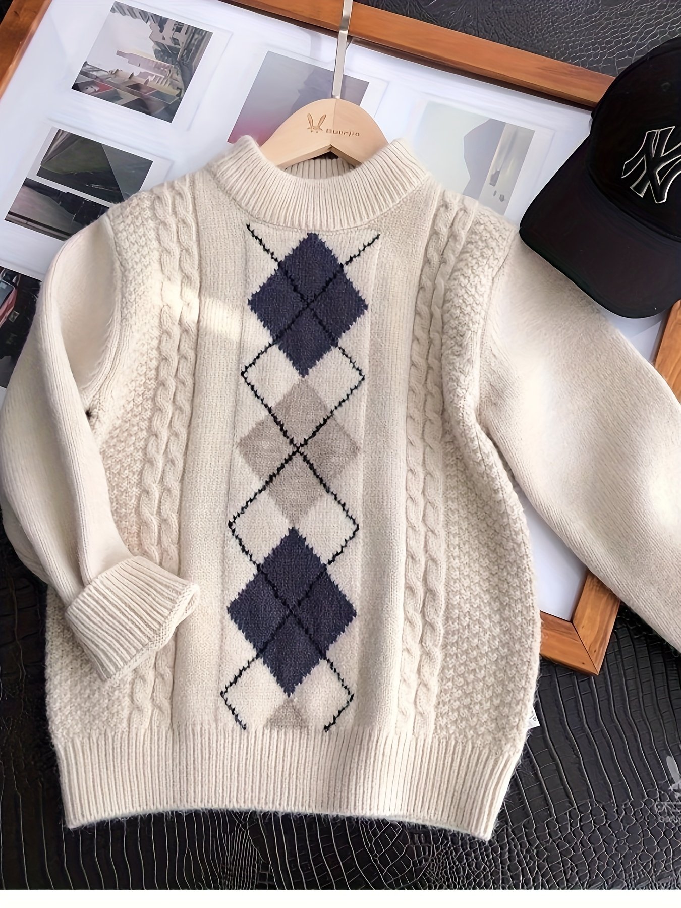 חום שאין כדוגמתו ואלגנטיות מתחדשת: סוודר חורפי לבנים בדוגמת יהלומים – תמונה 8