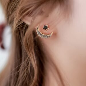 بريق النجوم بين يديكِ: أقراط القمر والهلال الأنيقة