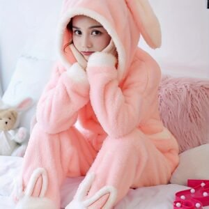 احتضان الدفء والنعومة: بيجامة الشتاء المثالية لكِ!