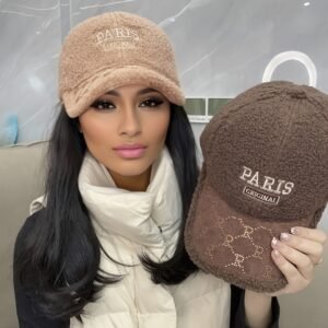 الأناقة والرقي في قبعة واحدة: لمسة ماسية وتطريز فاخر!