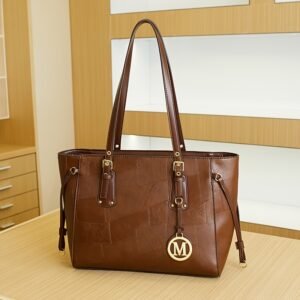 حقيبة كتف 2024 الفاخرة: الأناقة والسعة في تصميم واحد!