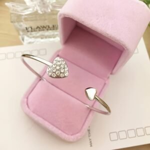 התאגלי בקסם האלגנטיות: צמיד לב פתוח משובץ קריסטל