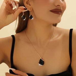 تألقي بسحر لا يقاوم: طقم مجوهرات القلب الذهبي الفاخر