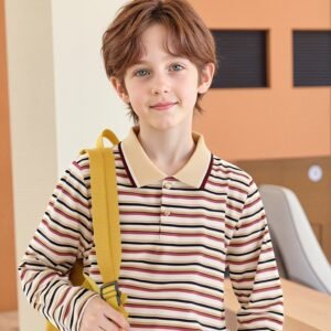 أناقة الأبطال الصغار: قميص البولو المخطط لمغامرات لا تتوقف!